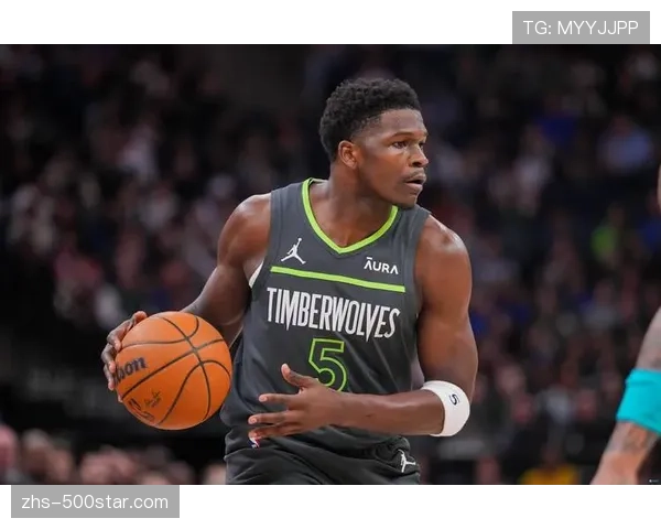 关键回合：爱德华兹抢断后一条龙暴扣，森林狼本场转换得分突破20分